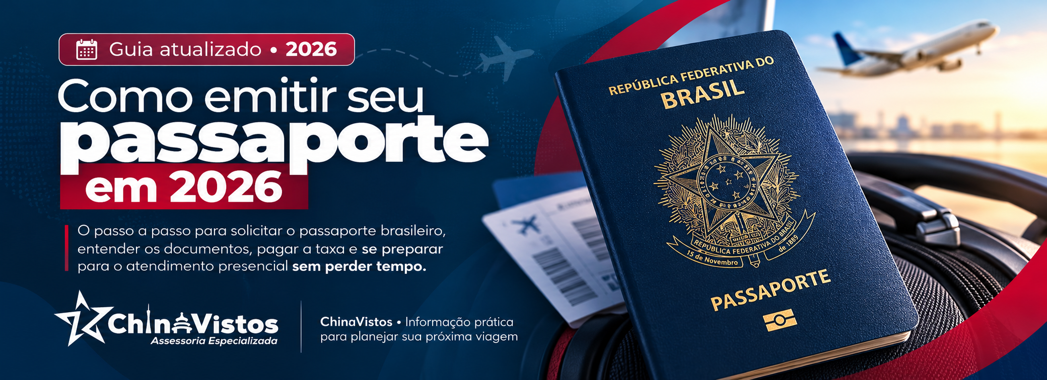 Família sorridente segurando passaportes em um aeroporto